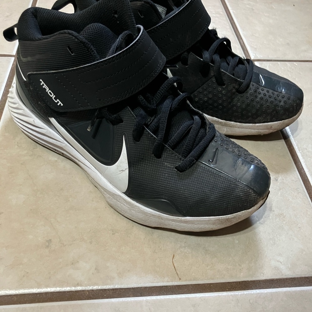 Nike Black and White Trout Turf Shoes Youth Y6
